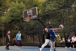 这谁受得了啊！野球场遇到如此勾手大神，就问你要怎么防？
